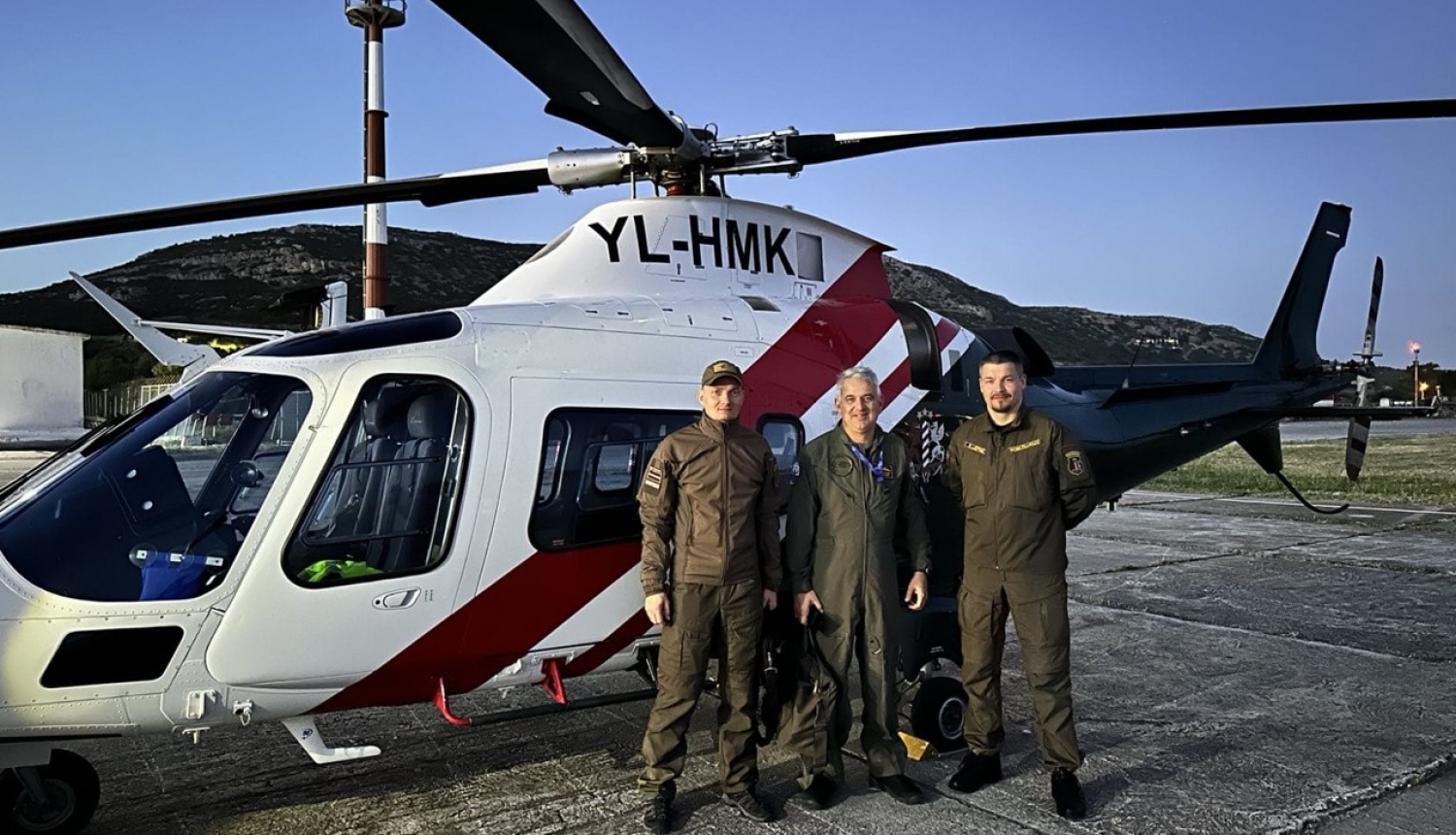 FOTO: VRS helikopters ar apkalpi