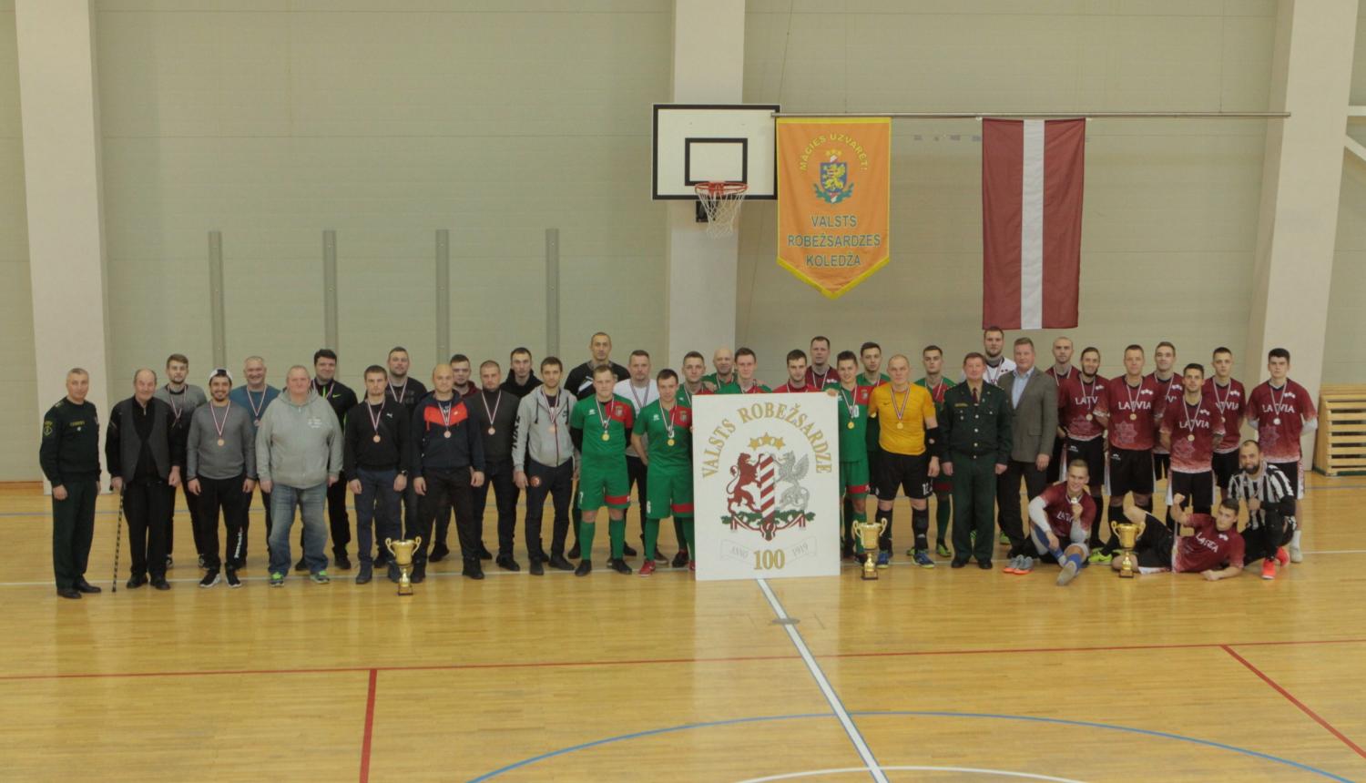 FOTO: Iekšlietu ministrijas čempionāta sacensībU futbolā dalībnieku kopbilde