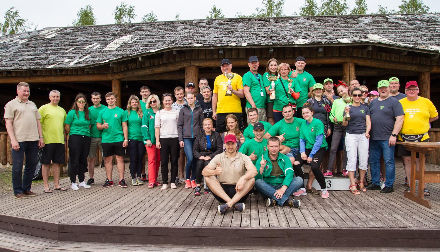 FOTO: IeM Sporta spēļu dalībnieku kopbilde