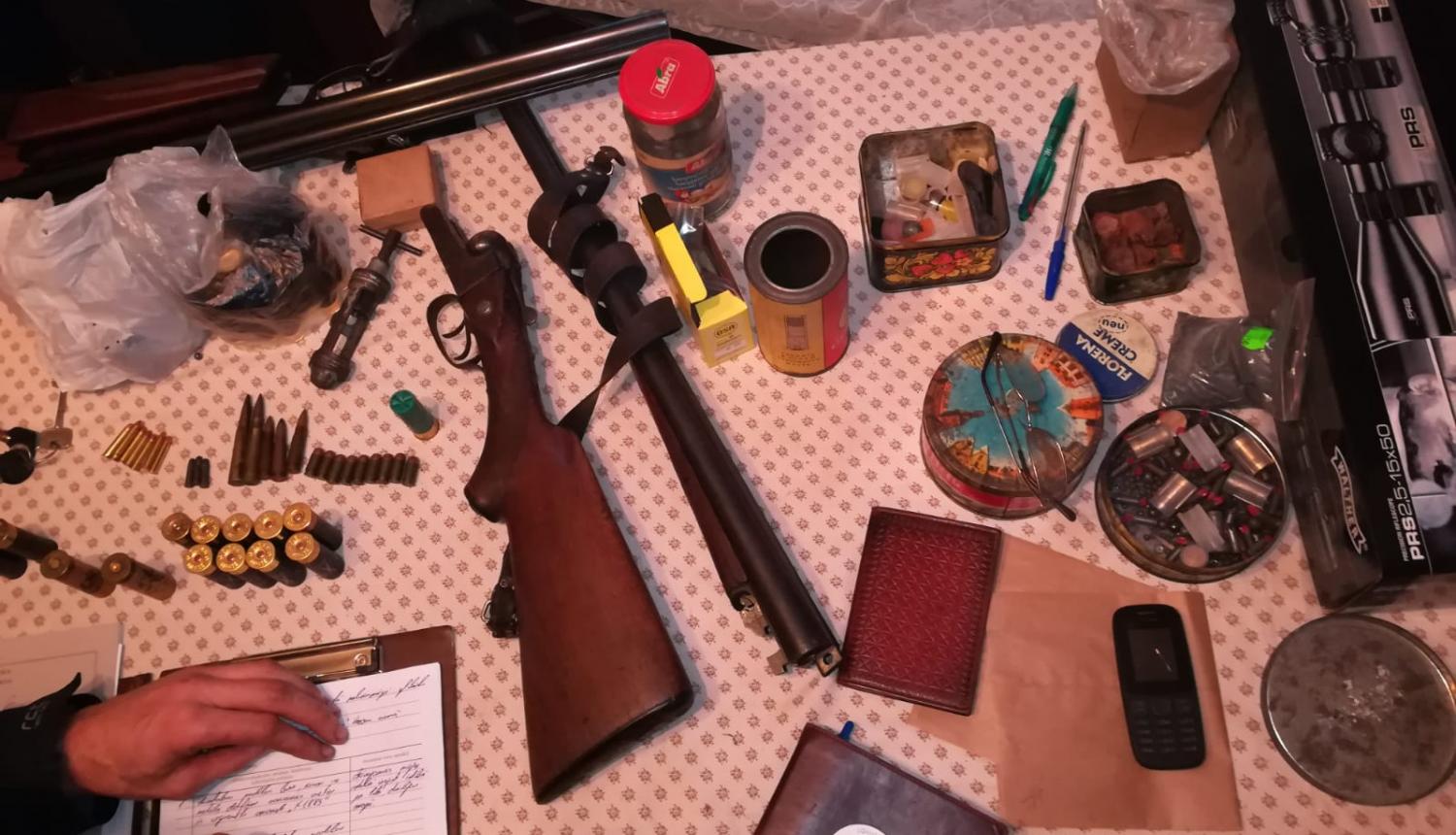 Foto: atrasti nelikumīgi ieroči un munīcija