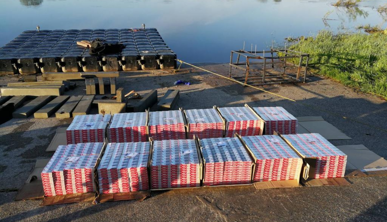 FOTO: Kontrabandas cigaretes