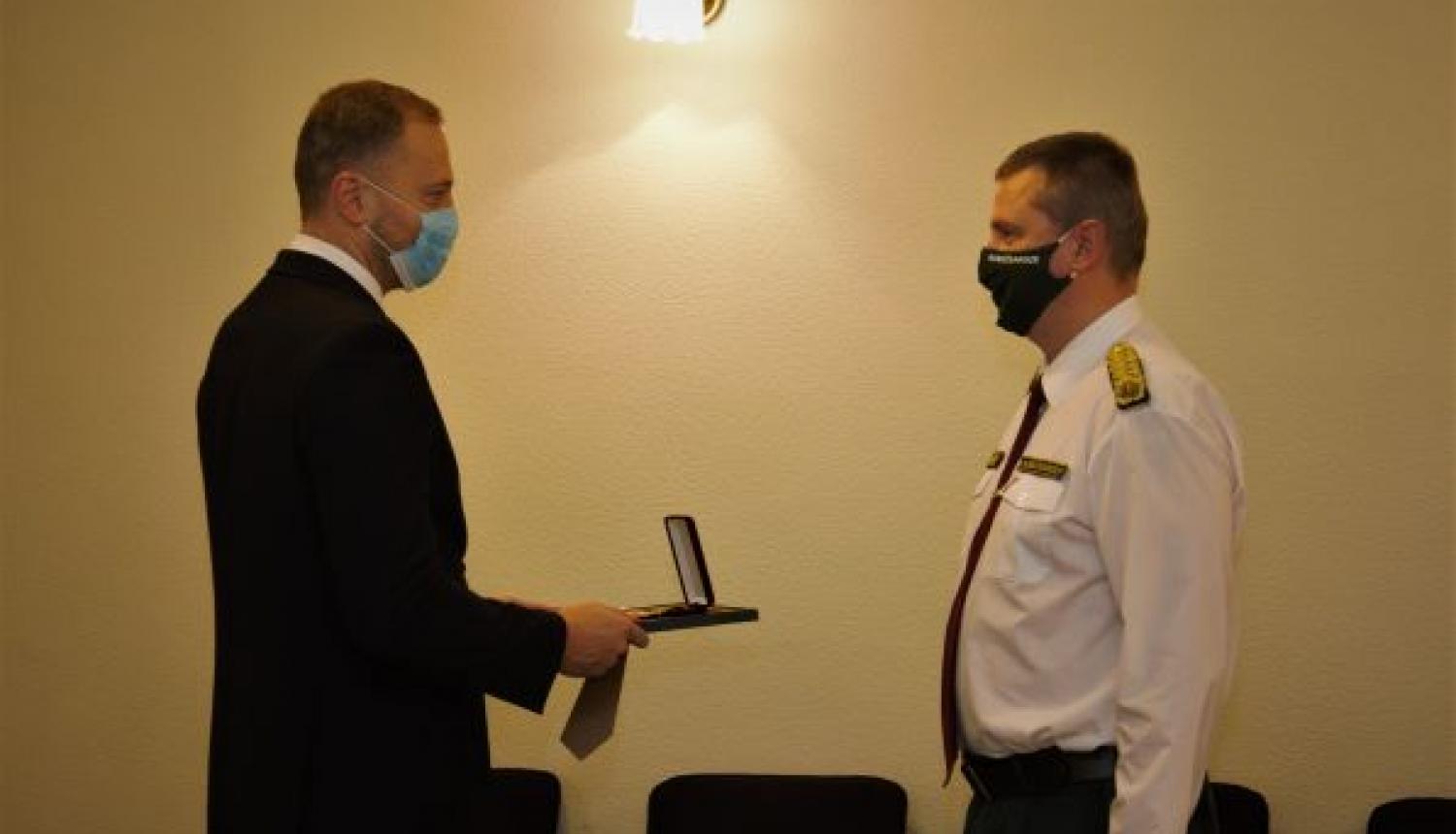FOTO: IeM ministrs pasniedz VRS priekšniekam apbalvojumu