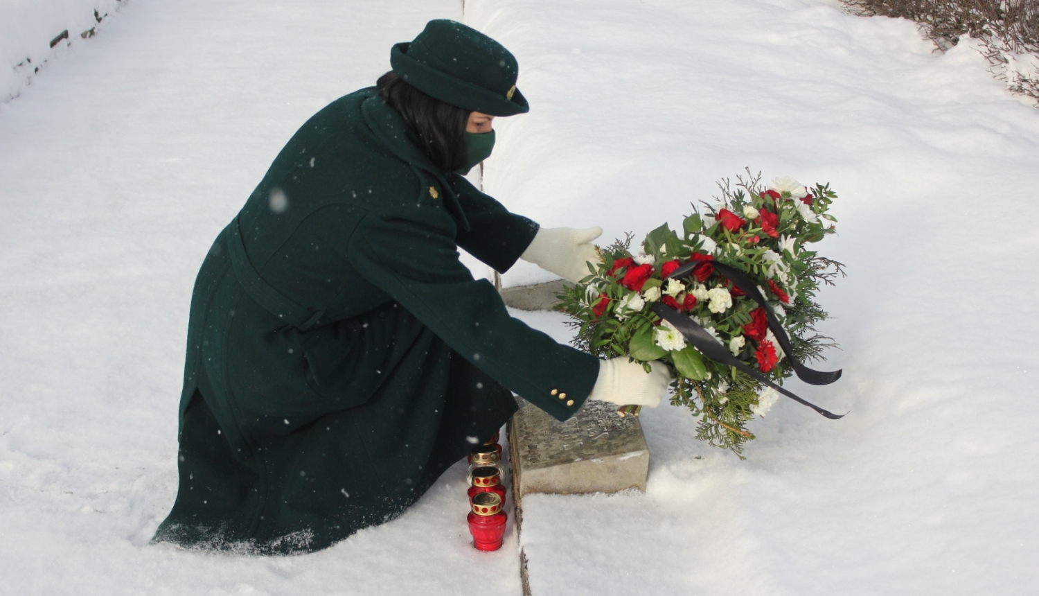 FOTO: Robežsargs liek ziedus pie Bolšteina kapa