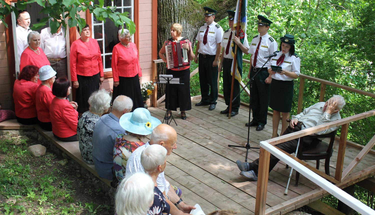 FOTO: Robežsargi un viesi pie ģenerāļa Bolšteina atpūtas namiņa