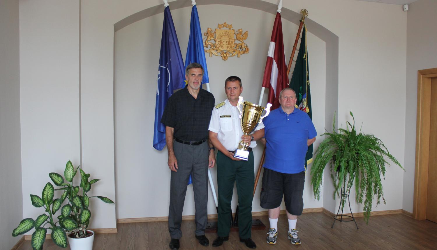 FOTO: Valsts robežsardzes priekšnieks ģenerālis Guntis Pujāts, Iekšlietu ministrijas volejbola izlases komandas "RTU/Robežsardze" galvenais treneri Raimonds Vilde un Iekšlietu ministrijas sporta instruktors Ainars Cīrulis kopbildē