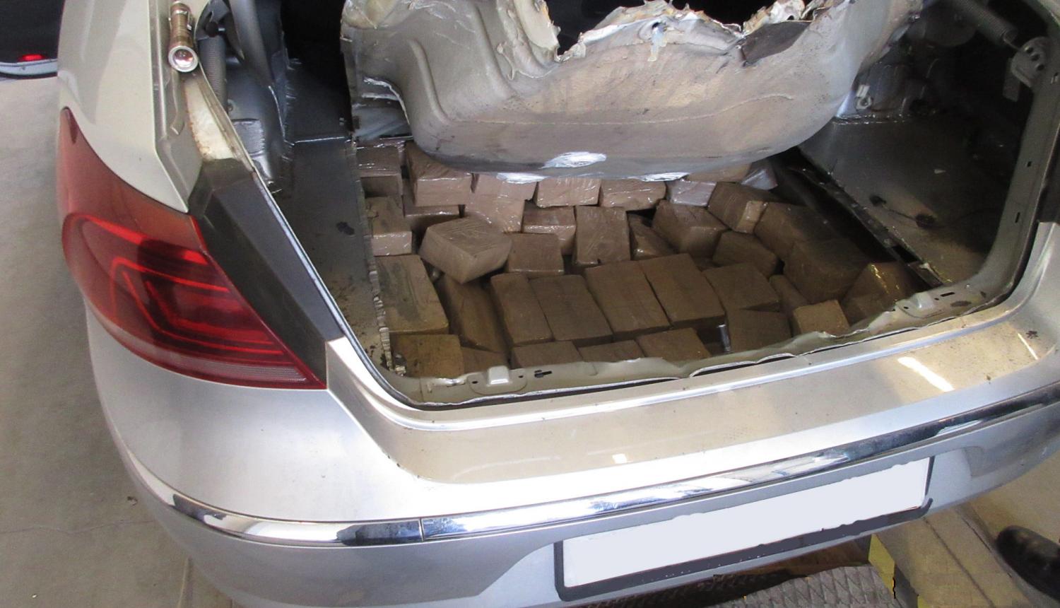 Foto: atrastas narkotikas paslēptas mašīnā