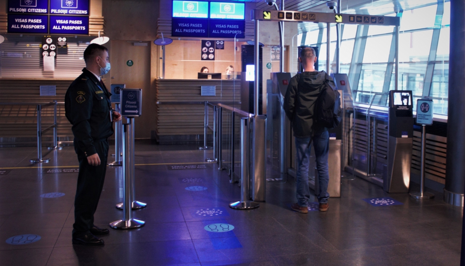 FOTO: Robežsargs lidostā