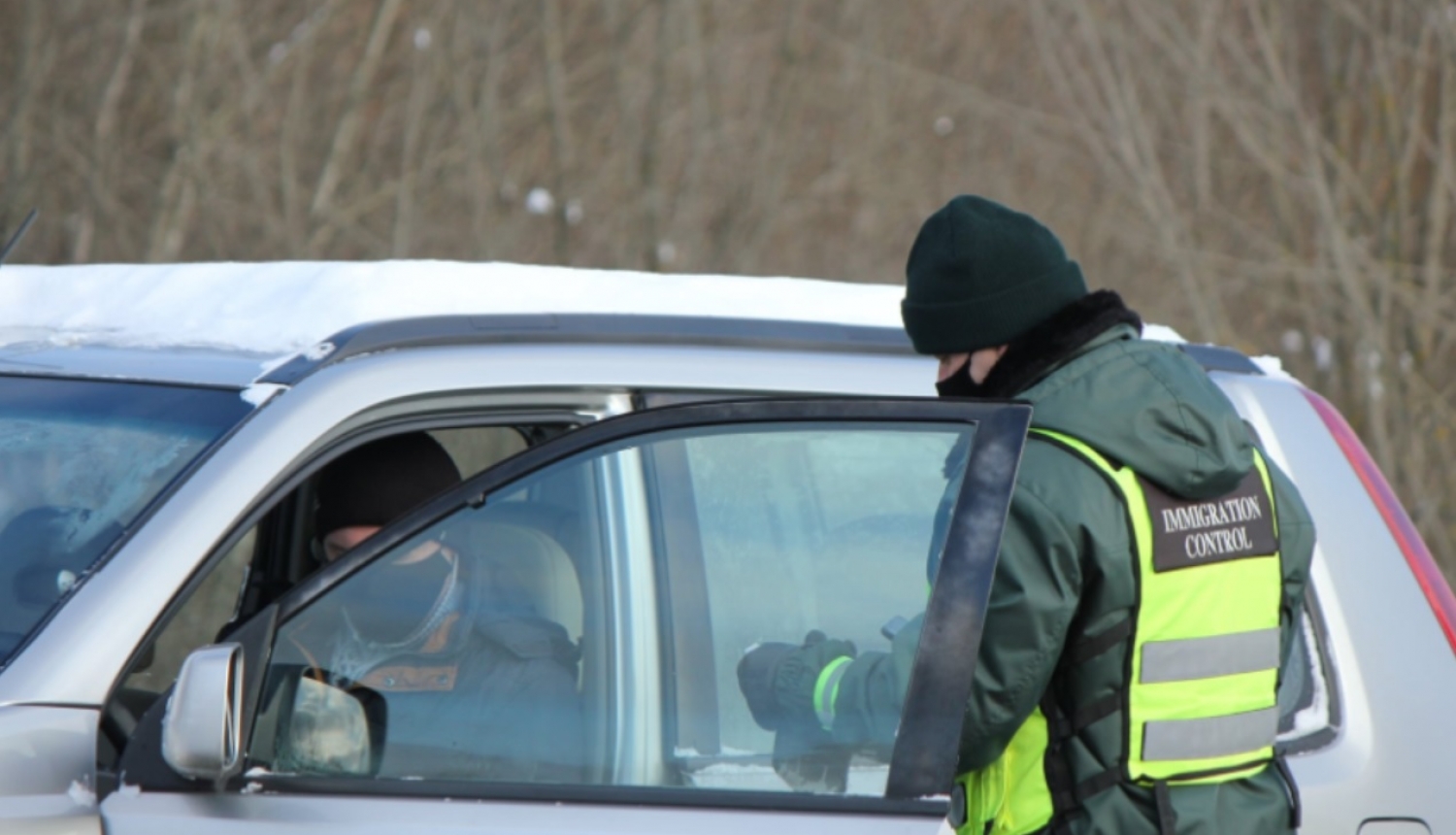 FOTO: Robežsargs veic imigrācijas kontroli