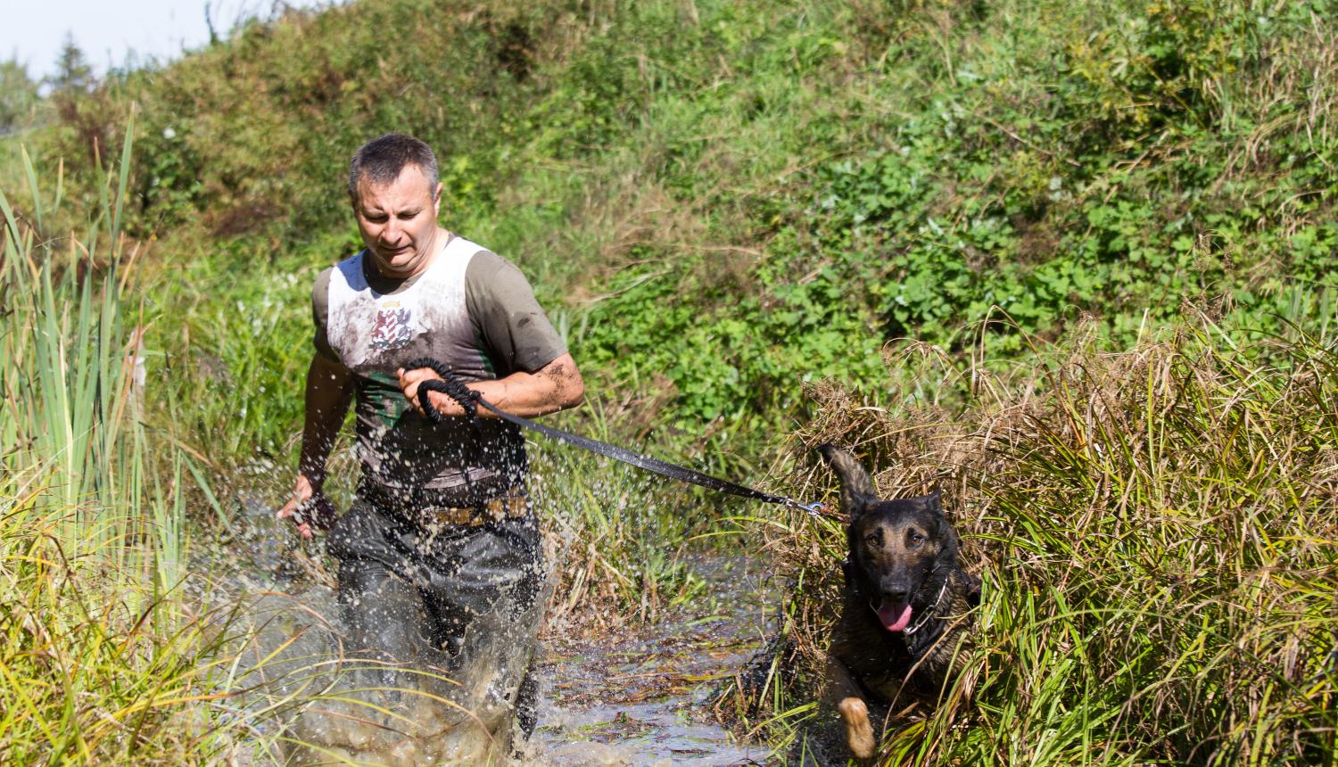FOTO:  Robežsargs ar suni piedalās Starptautiskās kinologu biatlona sacensībās