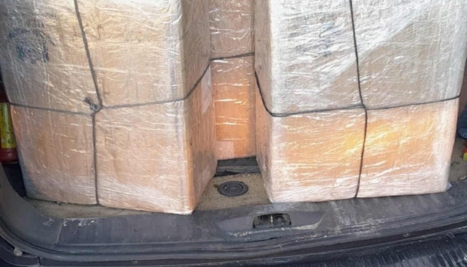 Robežsargi izņem 100 000 kontrabandas cigarešu