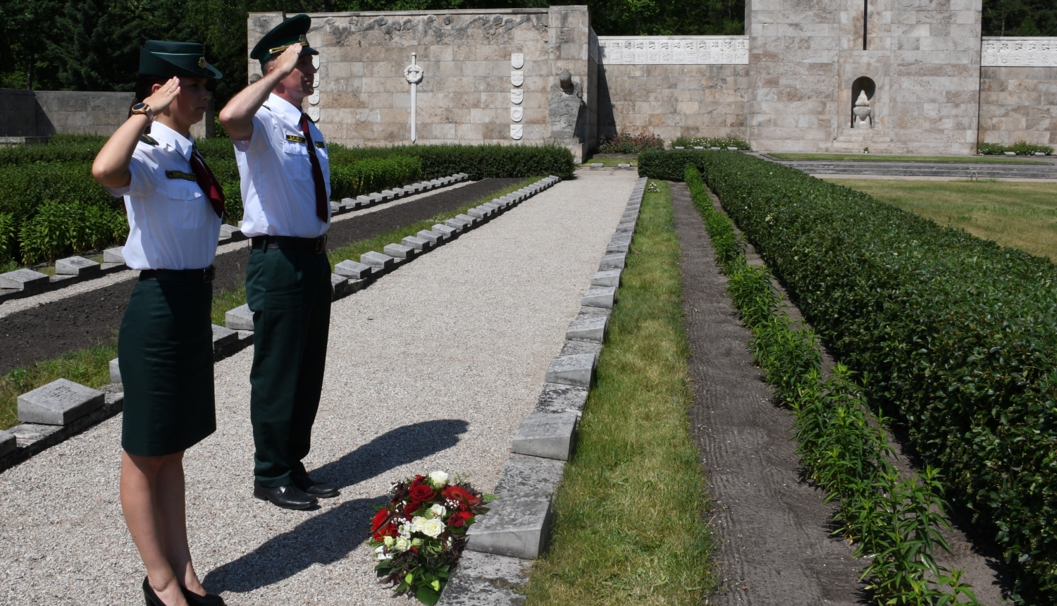 FOTO: Robežsargi pie ģenerāļa Bolšteina kapa