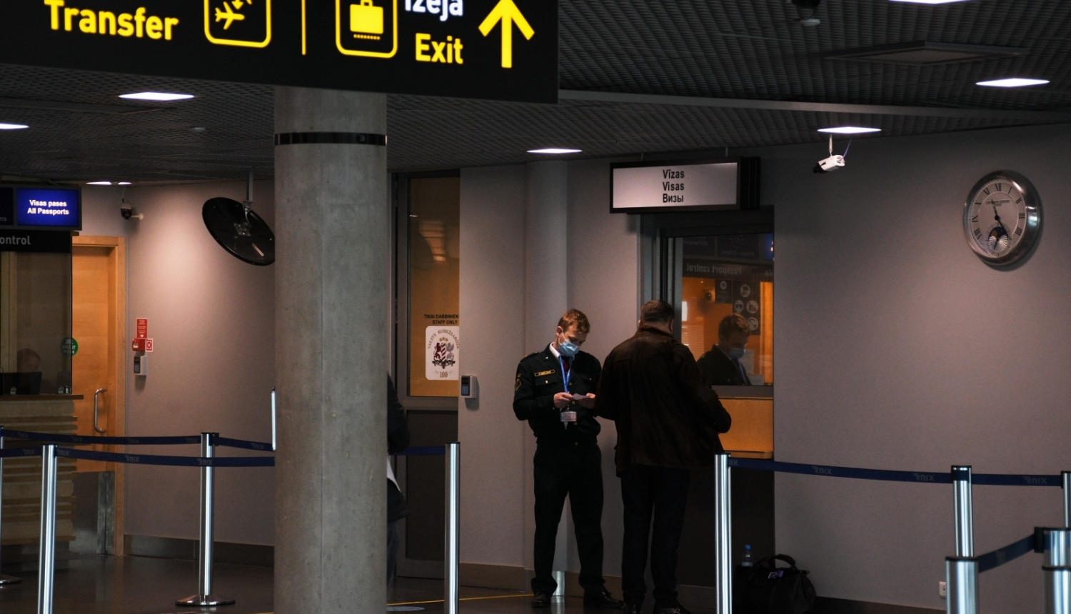 FOTO: Robežsargs lidostā