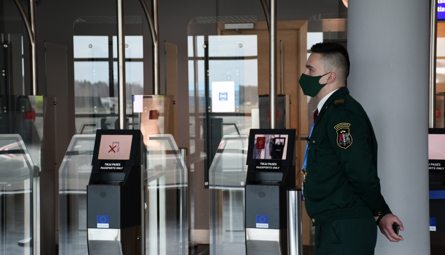 FOTO: Robežsargs lidostā