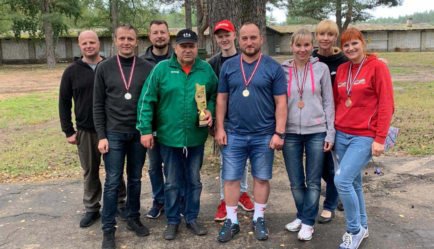 FOTO: Latvijas čempionāta lietišķajā šaušanā dalībnieku kopbilde