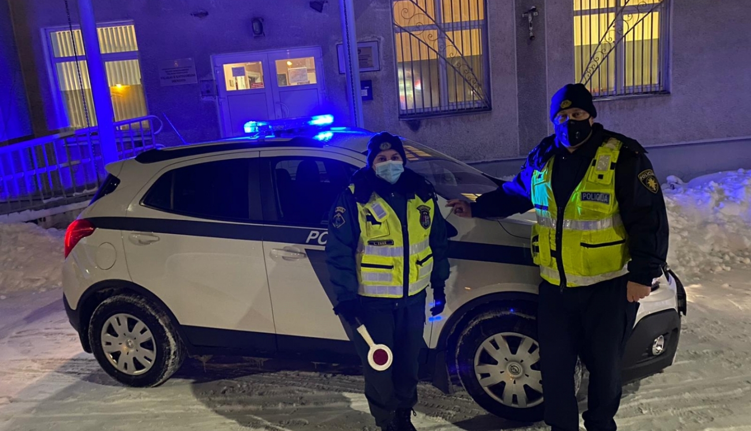 FOTO: Robežsargs un policists mājsēdes kontrolē