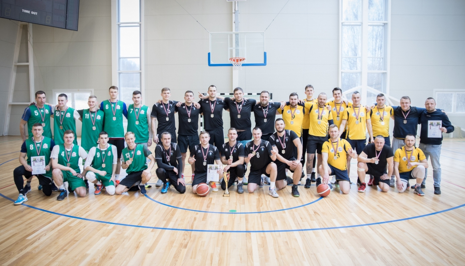 FOTO: Robežsargi spēlē basketbolu