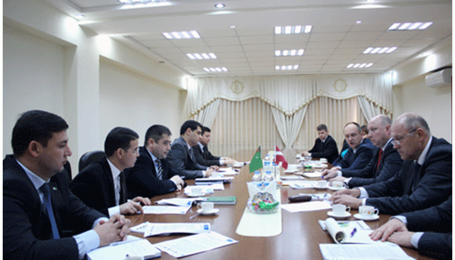 FOTO: Bomca dalībnieki pie galda