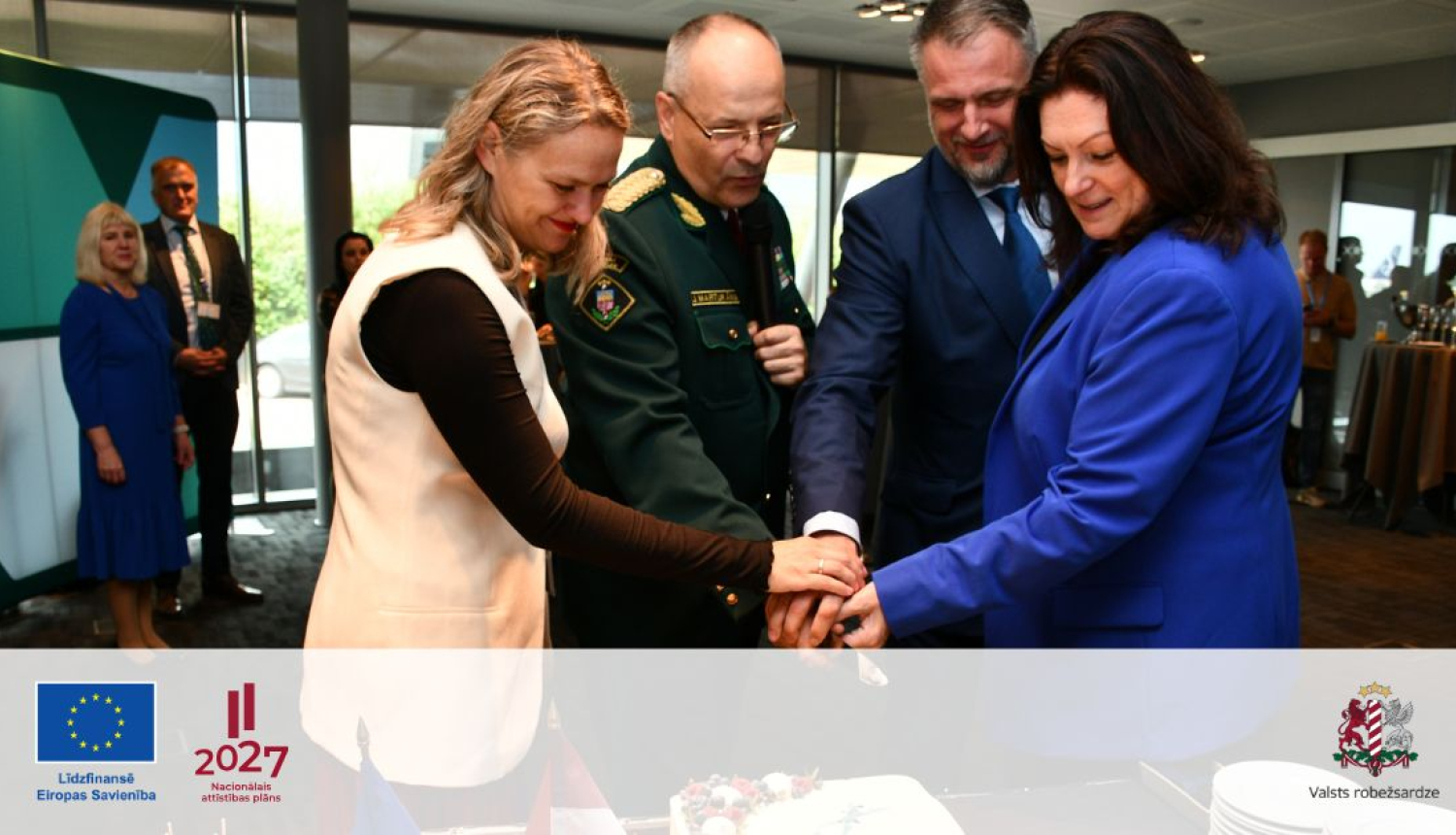 FOTO: Tortes griešana projekta ietvaros