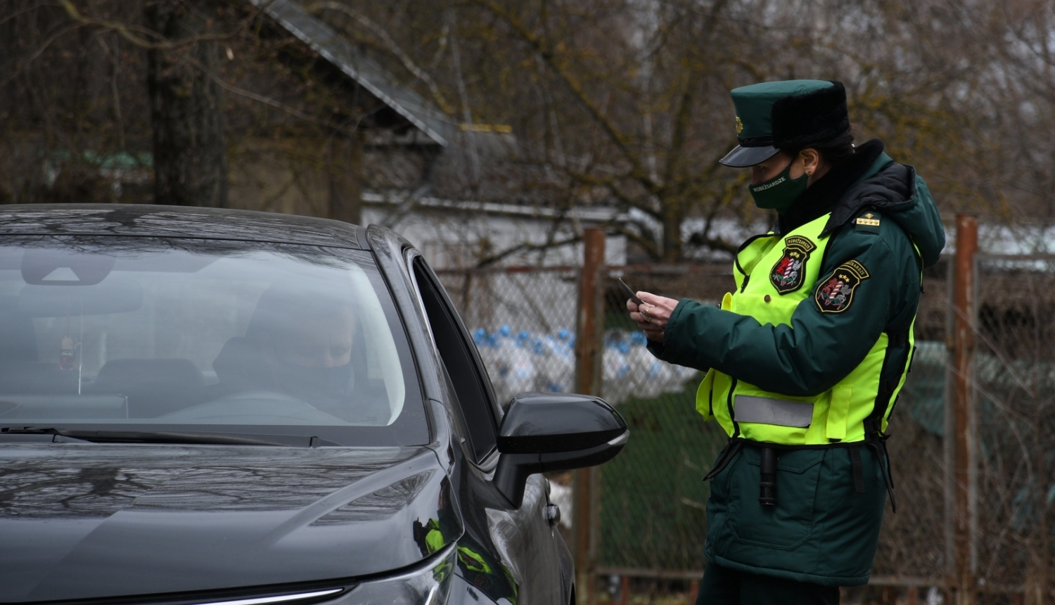 FOTO: Robežsargi veic imigrācijas kontroli