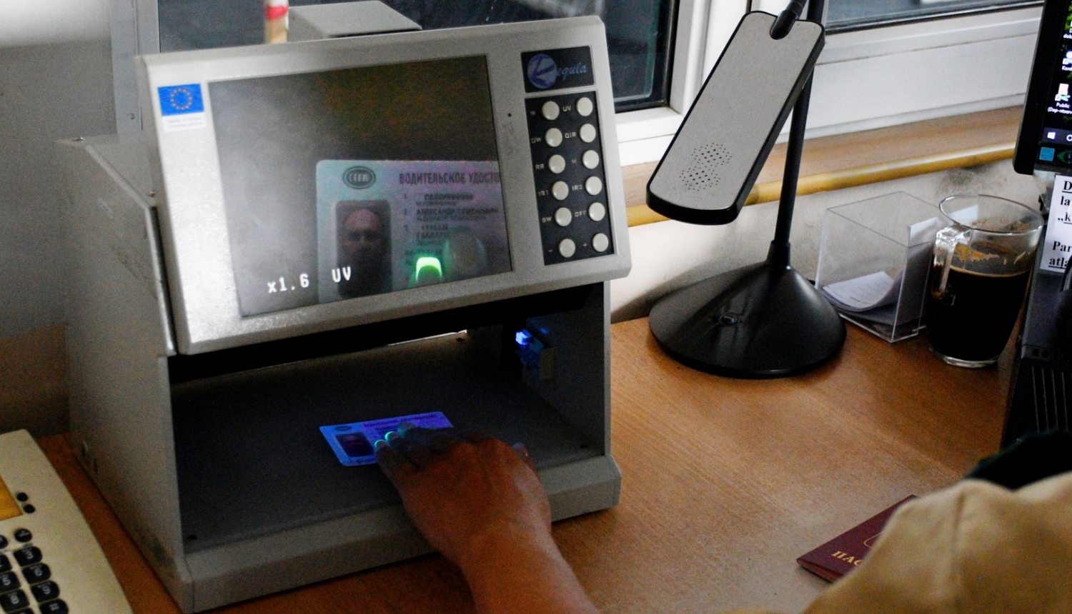 Robežsargi aiztur divas personas ar viltotiem dokumentiem