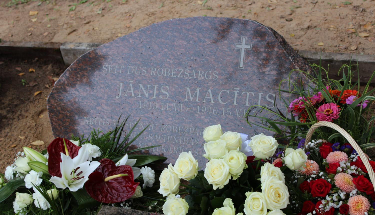 FOTO: Piemiņas pasākums Elku kapos