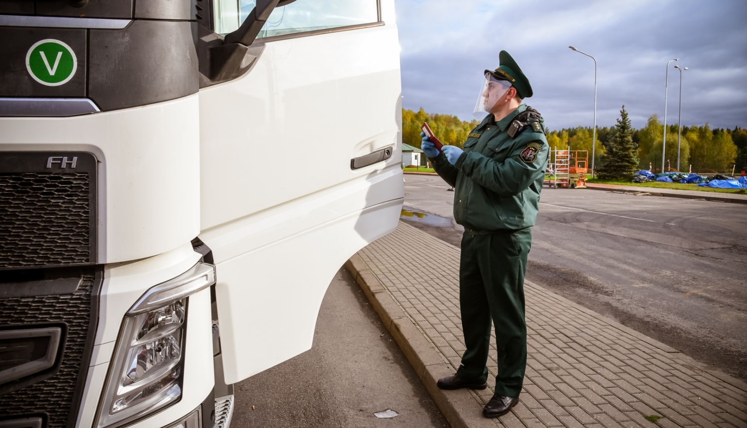 FOTO: Robežsargs pārbauda kravas šofera dokumentus