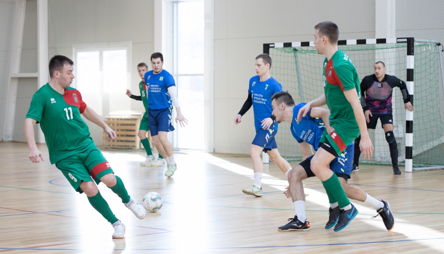 FOTO: Robežsargi spēlē futbolu