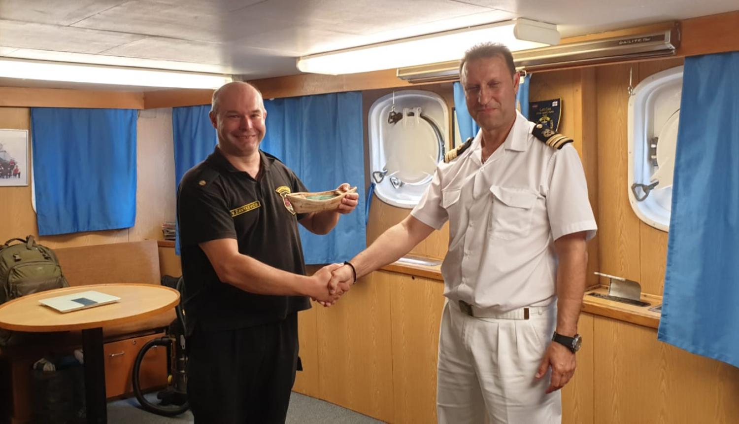 FOTO: Starptautiskā centra koordinators (Frontex kopējās operācijas "Poseidon 2019" ietvaros) Antonios Sofiadelis kopā ar VRS kuģa VALPAS apkalpi