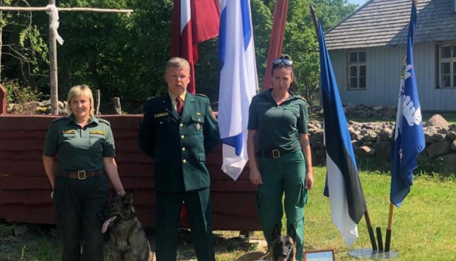 FOTO: VRS kinologi ar dienesta suņiem