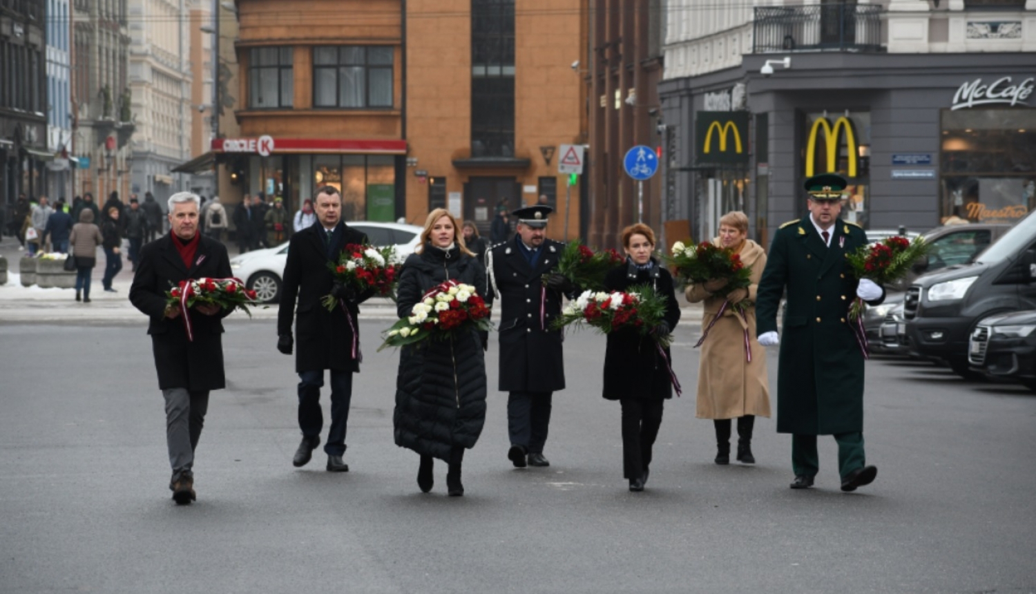 FOTO: VRS atjaunošanai veltītā ziedu nolikšanas ceremonija