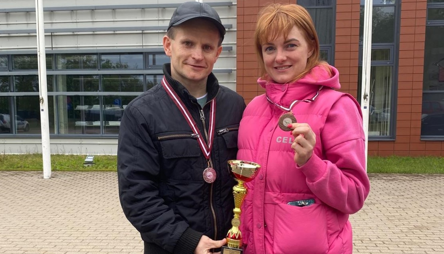 FOTO: Robežsargi pēc peldēšanas sacensībām ar medaļām